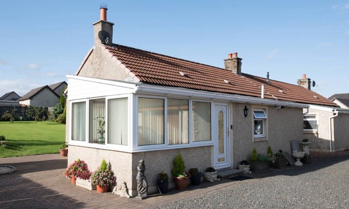 Airdrie House | Peaceful-Honeysuckle Scottish Cottage with Hot Tub