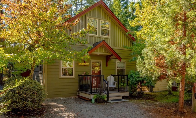 Regional District of Nanaimo Cabin | Peaceful, immaculate & fully equipped!