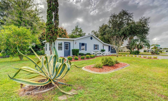 Del Mar House | Peaceful Lady Lake Home w/Screened-In Porch!