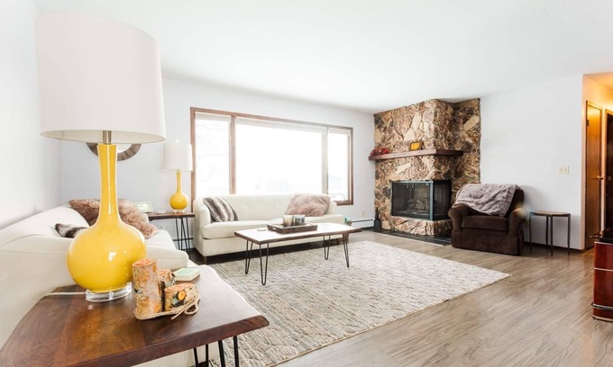 Sand Lake House | Peaceful Lake Haven - CLOSE TO EVERYTHING!