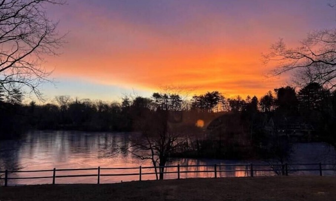 Greenwich Apartment | Peaceful lakeside retreat in Greenwich [2BR, 1BA]