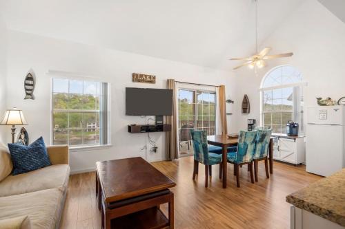 Branson House | Peaceful Lakeview Escape - For 6