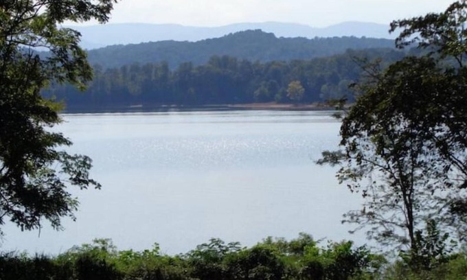 Andersonville Cabin | Peaceful lakeview cabin with private dock & dog run