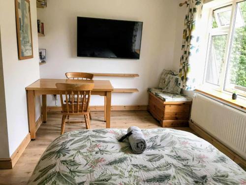 Bromley Cross House | Peaceful Large Double Room l 55inch TV l Garden View