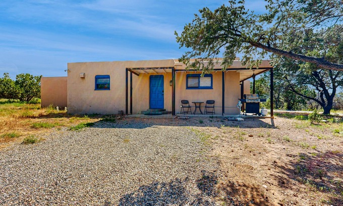 Santa Fe House | Peaceful Mountain-View Retreat on 3 Acres - 10 Mins to Historic Plaza