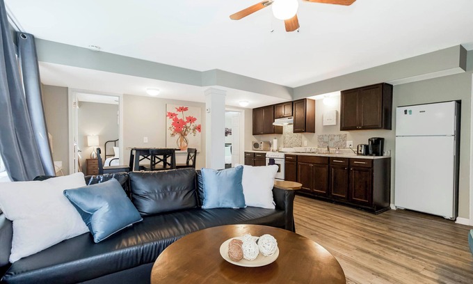 Kansas City Apartment | Peaceful Parkside 2 bed apartment - walkable/to The Plaza & Nelson museum