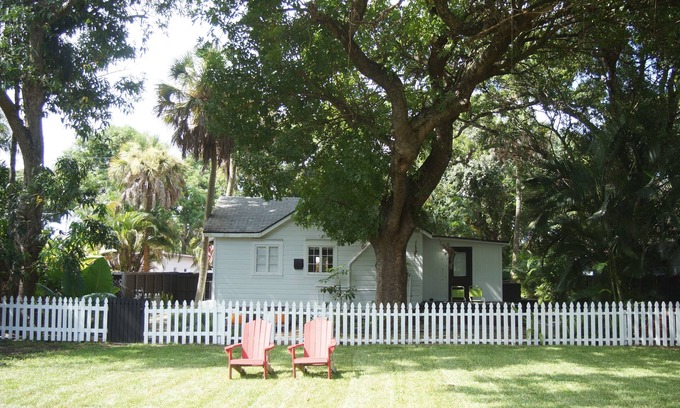 Sailboat Bend Cottage | Peaceful Pet-Friendly 2BR Home in Historic Sailboat Bend - 10 to 15 Min to Beach