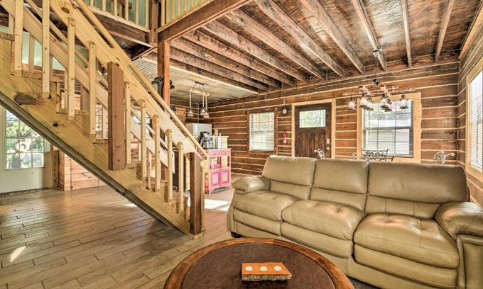 Robstown House | Peaceful Pet-Friendly Cabin on Nueces River!
