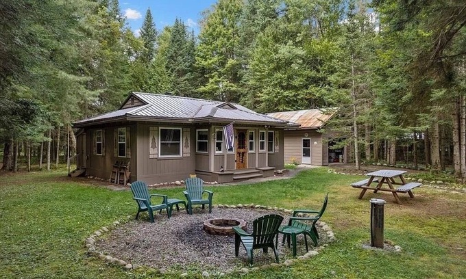 Thendara House | Peaceful Pines Cottage 5 minutes from Old Forge