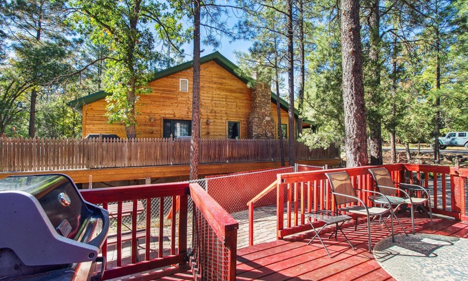 Pinetop-Lakeside Cottage | Peaceful Pinetop-lakeside Cabin w/4 Decks!