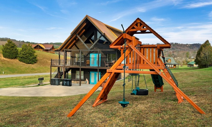 Gatlinburg - Pigeon Forge House | Peaceful. Playground. 3000sf. Hot Tub. View. Easy Roads!
