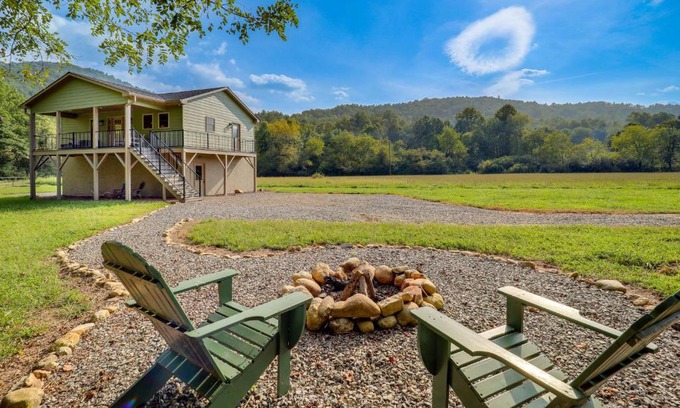 Purlear House | Peaceful Purlear Vacation Rental with Creek Access!