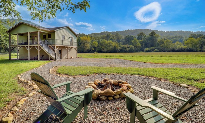Purlear Cabin | Peaceful Purlear Vacation Rental w/Creek Access!