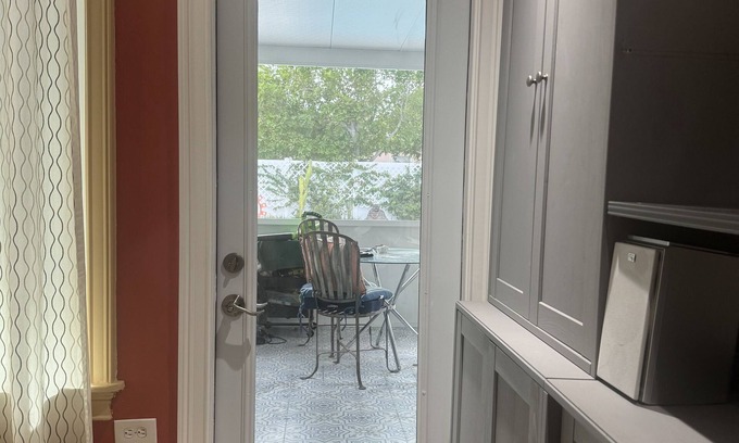 South Middle River House | Peaceful quiet relaxing pet friendly close to Wilton Manors.
