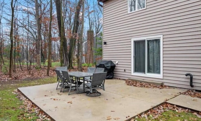 Hobart House | Peaceful Retreat - Wooded Lot - Spacious and Comfy