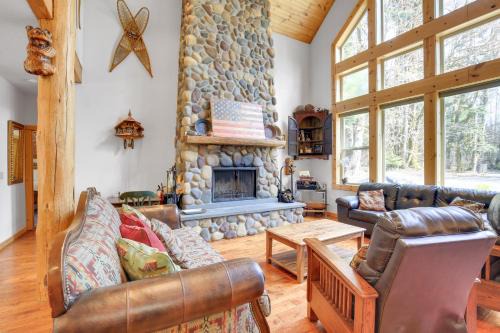 Rhododendron House | Peaceful Rhododendron Cabin with Fire Pit and Hot Tub!