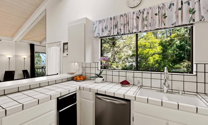 Del Monte Forest House | Peaceful Sanctuary in Pebble Beach - Great Ocean Views, Great Location! 4br/2ba