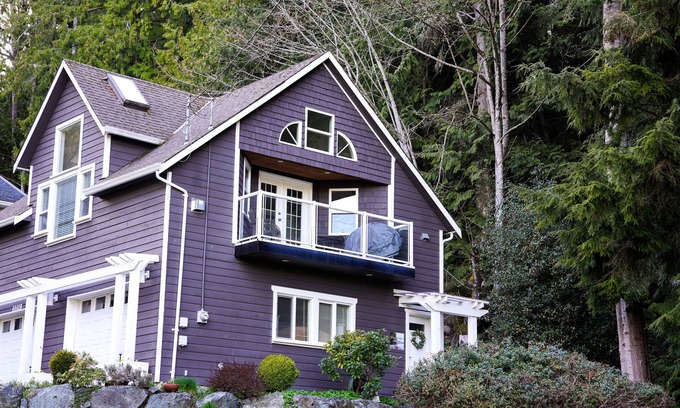 Cowichan Bay House | Peaceful seaside retreat situated between the ocean & Hof Park in Cowichan Bay.