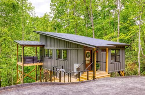 Townsend House | Peaceful Smoky Treehouse| Hot Tub Hammock Deck