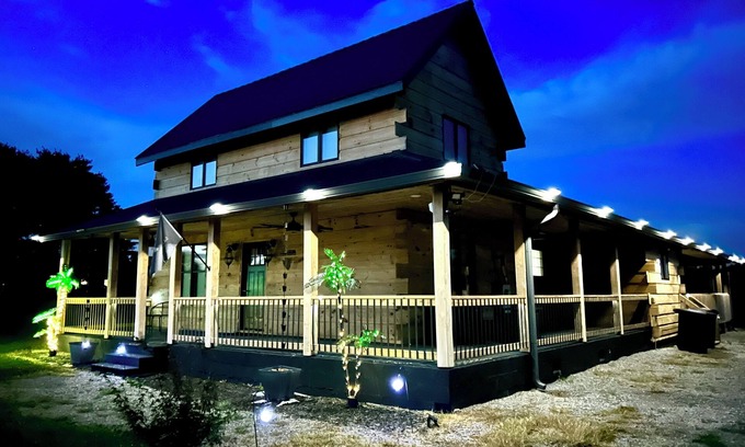 Crossville Cabin | Peaceful, Spacious, Charming 4-bedroom cabin fully equipped
