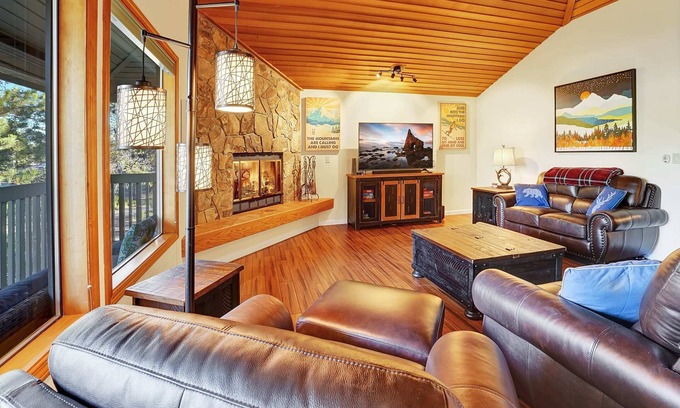 Sunriver Cabin | Peaceful Sunriver Escape w/Hot Tub, Bikes & SHARC