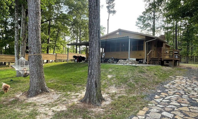 Negreet Cabin | Peaceful Waterfront Retreat – Fish, Grill & Relax!