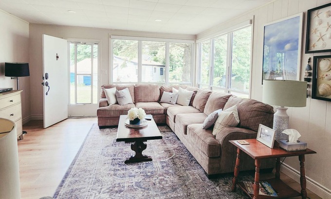 Southampton Cottage | "Peaceful Waterside Getaway: Sleeps 8, Short Stroll to Shops"n