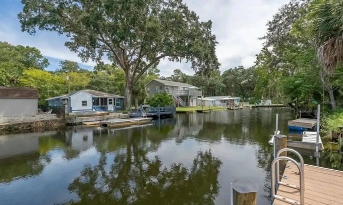 Weeki Wachee Gardens House | Peaceful Weeki Wachee Waterfront Home, Clear Kayakn