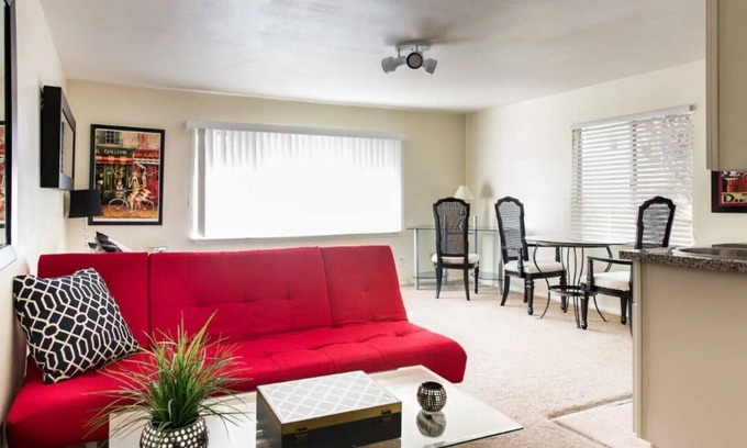 Woodlake Apartment | Peaceful Woodlake near Downtown Sacramento