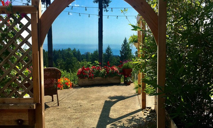 Brookings Cottage | Peacefull hilltop cottage with huge ocean views!