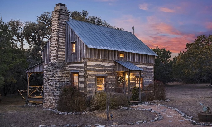 Fredericksburg Cabin | Peach Cabin at Lost Creek/Close to Downtown/Hot Tub/Sleeps 2
