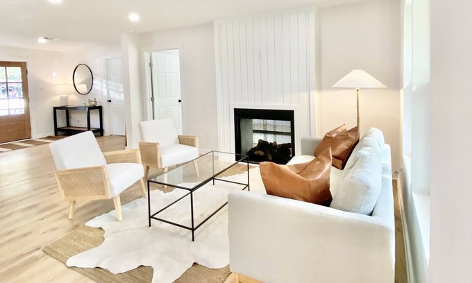Fredericksburg Cottage | Peach on Peach St - Downtown Fredericksburg!