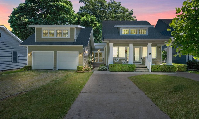 Lakeside House | Peach Place at Lakeside