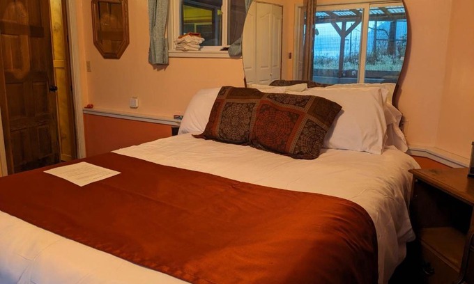 Marrowstone House | Peach Room Bed Queen