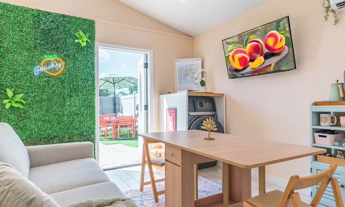 Tampa House | Peachy Paradise Tiny home getaway w/Patio & Putting green
