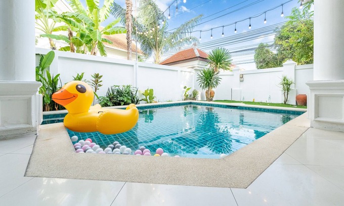 Na Chom Thian Villa | Peacock Beachside.Pool Villa with BBQ grill and private swimming pool near beach