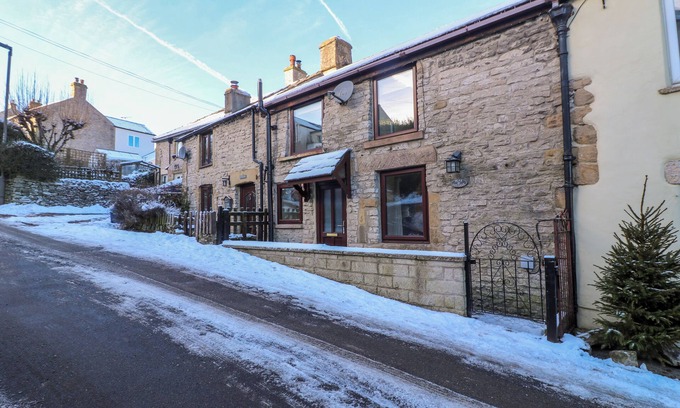 Bradwell Cottage | PEAK COTTAGE, family friendly, character holiday cottage in Bradwell