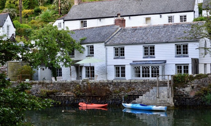 Helford House | Pear Tree Cottage - Three Bedroom House, Sleeps 6