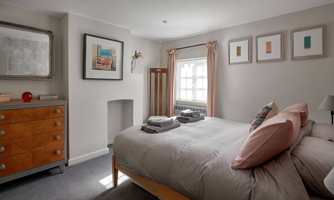 Farnham Cottage | Pearl's 2 Bedroom Cottage Classic with Private Bathroom