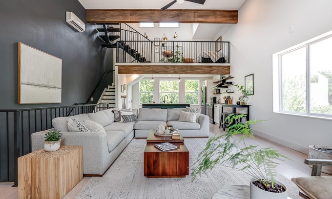 Tobin Hill House | Pearl Townhouse Open Concept Loft: one of a kind near the River & Pearl District