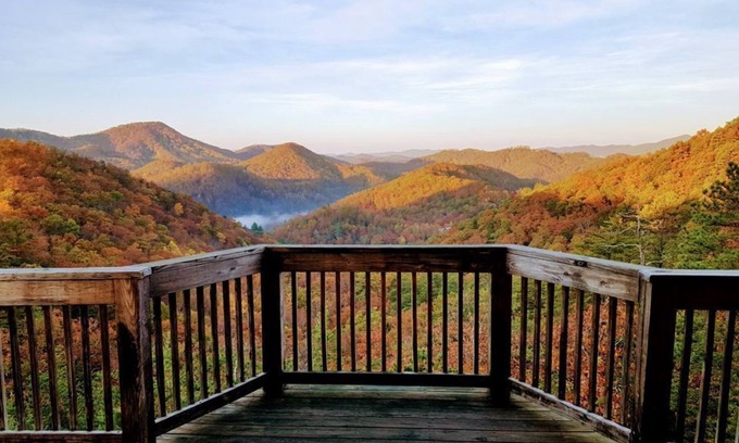 Gatlinburg - Pigeon Forge Cabin | PEARLY GATES Cabin - the BEST VIEWS in the Smokies wifi hot tub