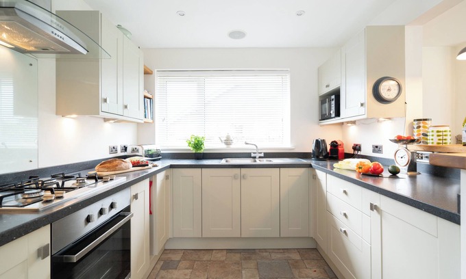 Bembridge House | Pebble Beach Bembridge. Lovely Three Bedroom, 2 Bathroom Holiday Bungalow