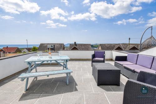 Weymouth House | Pebble House - Sea views parking family friendly