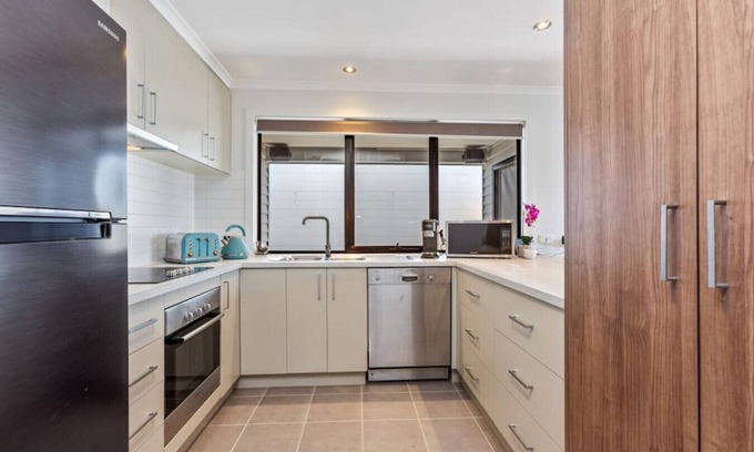 Apollo Bay Apartment | Pebble on Pascoe - Central apartment