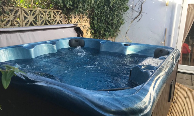 Isle of Portland Cottage | PEBBLE REEF, with hot tub in Easton, Portland