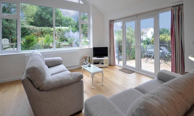 Bridport Cottage | PEBBLES, family friendly, with a garden in Burton Bradstock