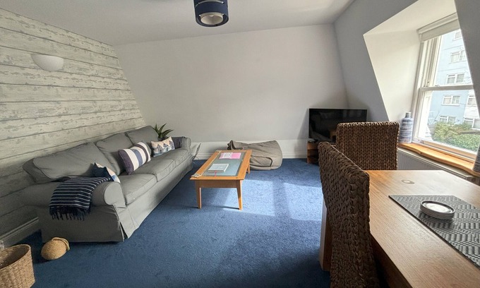 Eastbourne City Centre Apartment | Pebbles. The Beach House, apartment in central Eastbourne with private parking