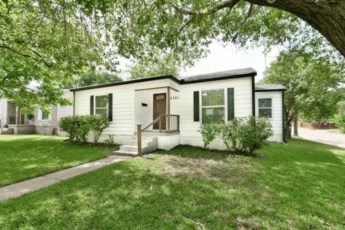 Dean Highland House | Pecan Hill House