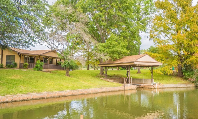 Kingsland House | Pecan Pie - Charming home on Channel w/Gameroom