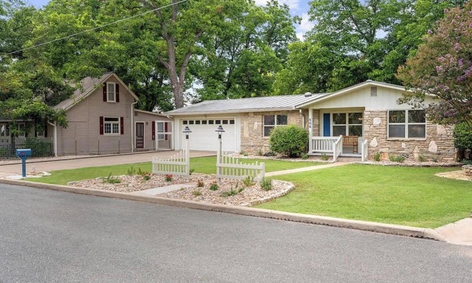 Fredericksburg House | Pecan Retreat-Half Mile to Main